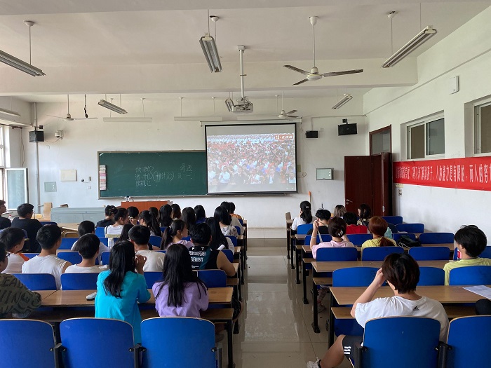 学生集中收看庆祝中国共产党成立100周年大会1.jpg